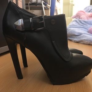 Heeled Guess booties in black. Size 6.5